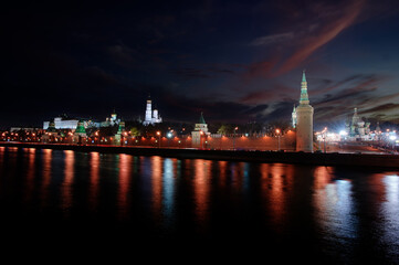 Obraz premium Beautiful city landscape at night. The Moscow River and Kremlin buildings.