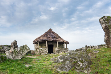 Cabaña reconstruida en el castro de Santa Trega, en A Guarda (Galicia, España)
