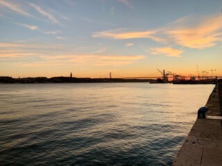 Vue du Tage à Lisbonne le soir