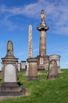 De indrukwekkende Glasgow Necropolis, een begraafplaats die is gebouwd in Victoriaanse stijl en je vind hier vele graftombes.