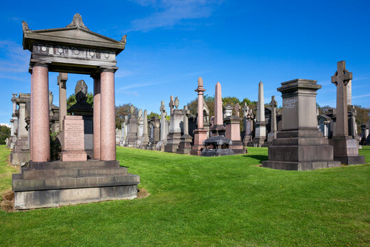 De indrukwekkende Glasgow Necropolis, een begraafplaats die is gebouwd in Victoriaanse stijl en je vind hier vele graftombes.