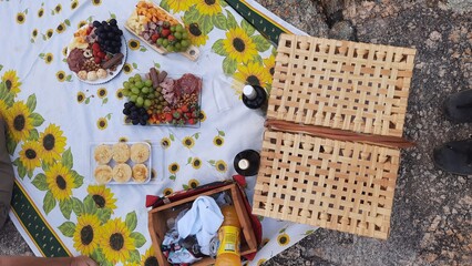 cesta de piquenique com comidas e bebidas 