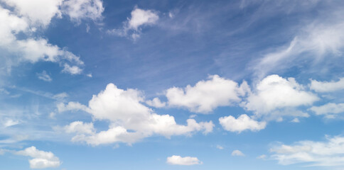 Obraz premium A beautiful clear sky with fluffy white clouds, perfect for backgrounds and nature themes