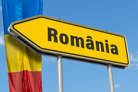 Rom&acirc;nia, Verkehrswegweiser mit Nationalflagge Rum&auml;nien