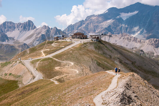 Pour atteindre Tignes depuis Val d&rsquo;Is&egrave;re, il suffit d&rsquo;emprunter en grande partie le GR5, grimpant &agrave; travers les vastes &eacute;tendues du vallon et du plateau de la Tovi&egrave;re.
