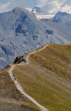 Pour atteindre Tignes depuis Val d&rsquo;Is&egrave;re, il suffit d&rsquo;emprunter en grande partie le GR5, grimpant &agrave; travers les vastes &eacute;tendues du vallon et du plateau de la Tovi&egrave;re.