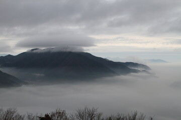 雲海に浮かぶ山々