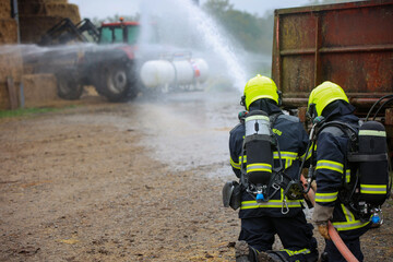 Pompiers France bin&ocirc;me &agrave; la lance , feu de tracteur 
