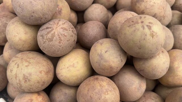 Fresh and organic sapodilla in the fruit market. Video of fruit market concept.