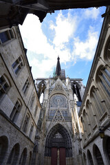 Fototapeta premium Rouen Cathedral, Normandy, France vertical / ルーアン大聖堂 ノルマンディー フランス 縦長