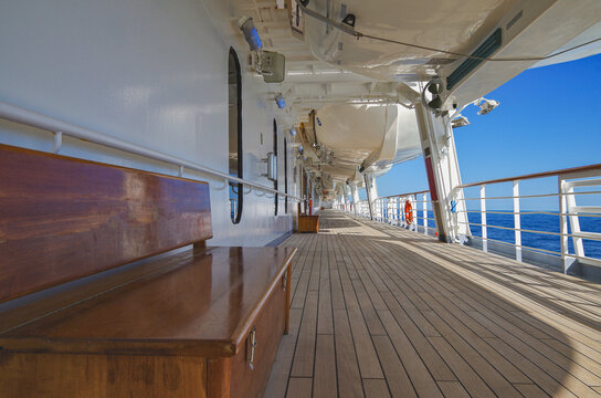 Sonnenliegen auf modernem Kreuzfahrtschiff - Sun loungers and deck chairs on family cruiseship or cruise ship liner on outdoor promenade boat  teak deck