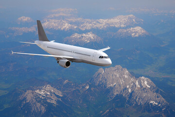 Flugzeug A 350 über den Alpen