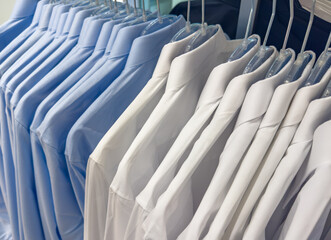 Männerhemden auf einen Kleiderständer in einem Kaufhaus