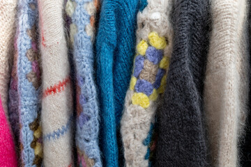 Herbst und Winter Saison für Mohair Strickpullover und Mohair Stickjacken auf einem Kleiderständer