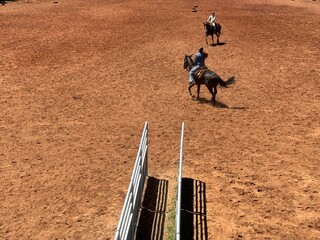M&atilde;e e filha anda de cavalo 