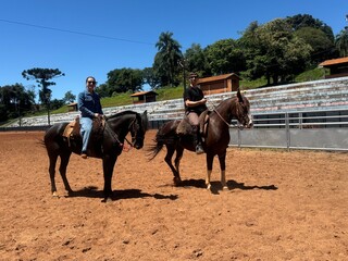 casal anda de cavalo 