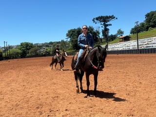 casal anda de cavalo