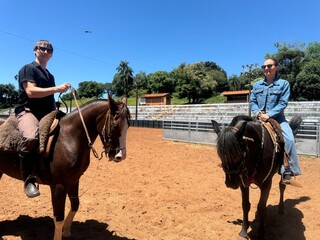 casal anda de cavalo 