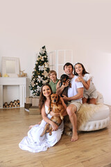 família feliz preparada para o natal 