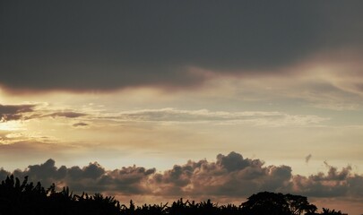 Obraz premium orange sky in the afternoon, with black clouds. perfect for your background