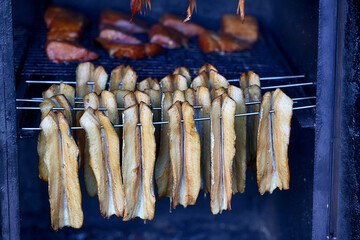 Wędzone ryby morskie w wędzarni nad morzem © FotoDax