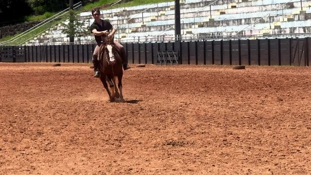 homem anda de cavalo no ver&atilde;o 