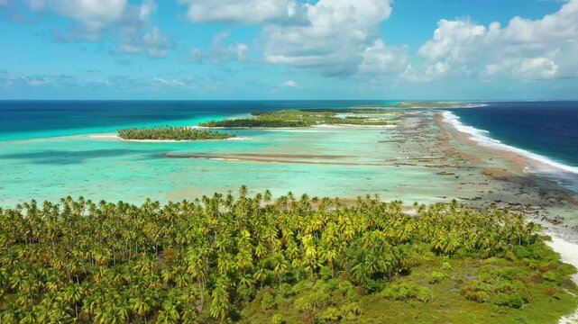 Les cocotiers, la sable blanc, le lagon rendent ce lieu paradisiaque