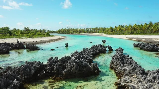 L'&icirc;le aux r&eacute;cifs est situ&eacute; &agrave; l'ouest de l'atoll de Rangiroa