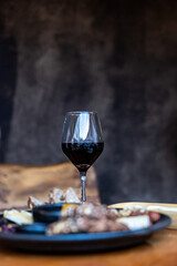 Copa de vino en local rústico.