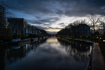 Fototapeta premium Houseboats at the Biestebroeck quai during sunset in Anderlecht, Brussels Capital Region, Belgium