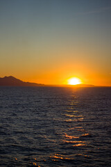 Obraz premium Dark sunset on the sea with mountains