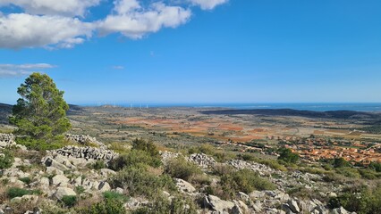 L'étang de Leucate et la Méditerranée vus depuis le castell de Salvaterra