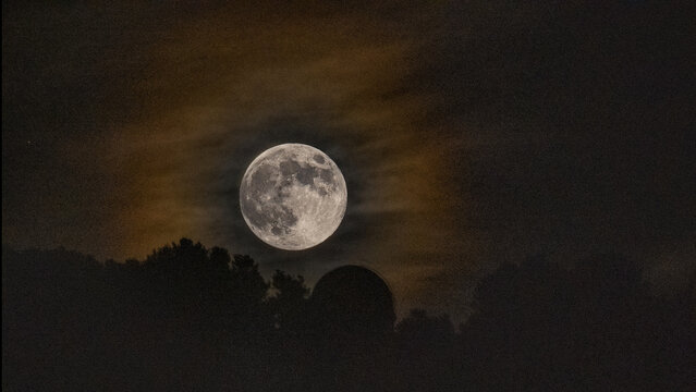 Lever de la plaine lune pr&egrave;s de l'observatoire de Nice C&ocirc;te d'Azur sur le Mont Gros