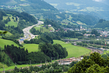 Obraz premium Werfenweng: Alpenparadies in Salzburg für Naturliebhaber und Aktivurlauber.