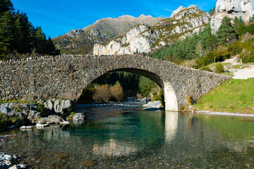Puente San Nicolas de Bujaruelo, monte perdido