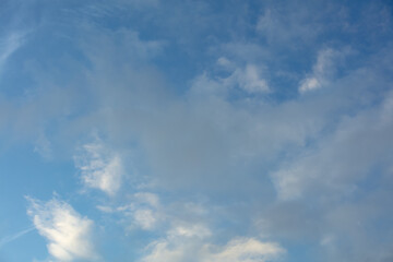 fond de ciel bleu et nuages blanc 