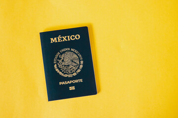 Pasaporte Mexicano con Fondo Amarillo