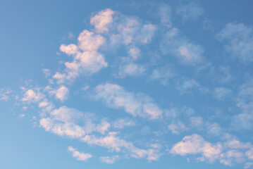 Ciel bleu et cumulus rose