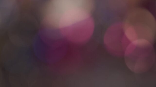 introduction vid&eacute;o en plan fixe avec effet, apparition de billes de bokeh multicolores, animation visuelle pour arri&egrave;re plan mauve