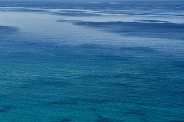 Fototapeta premium El mar turquesa del mediterráneo en Formentera, Islas Baleares, España, con pequeño barco en el mar azul 