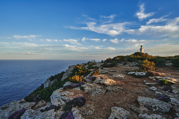 Faro en el tardecer en la isla de Formentera, Baleares, España