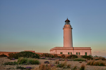 Faro en el tardecer en la isla de Formentera, Baleares, España