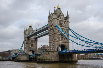 Obraz premium The famous Tower Bridge of the British capital London over the river Thames.