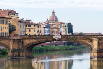Obraz premium Florence, Italy - November 5, 2024: Cityscape of the city. Bridge over the river with historical city buildings in the background.