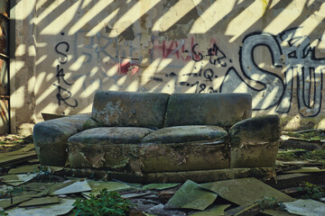 Couch - Sofa - Verlassener Ort - Urbex / Urbexing - Lost Place - Artwork - Creepy - Lostplace - Lostplaces - Abandoned - High quality photo