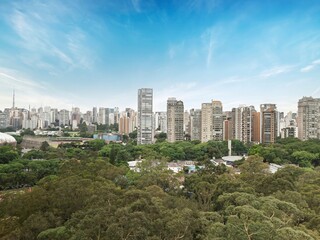Vista aérea do Parque Ibirapuera em São Paulo, e o skyline da cidade ao fundo. Cenário urbano...