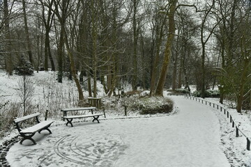 Coin de repos le long d'une promenade sous la neige au parc Josaphat &agrave; Schaerbeek (Bruxelles) 