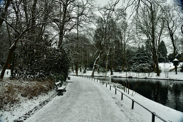 Coin de repos le long d'une promenade sous la neige au parc Josaphat à Schaerbeek (Bruxelles) 