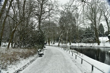 Coin de repos le long d'une promenade sous la neige au parc Josaphat à Schaerbeek (Bruxelles) 