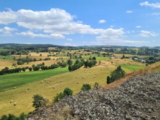 Paysage de l'Aubrac volcanique depuis le Rocher du Cheylaret